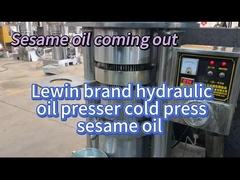 koud geperst sesamolie door een hydraulische oliemachine